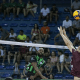 Jogador do América ataca bola contra bloqueio em partida do Campeonato Mineiro de vôlei masculino