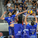 Jogador do Araguari ataca bola em partida pelo Campeonato Mineiro de vôlei masculino