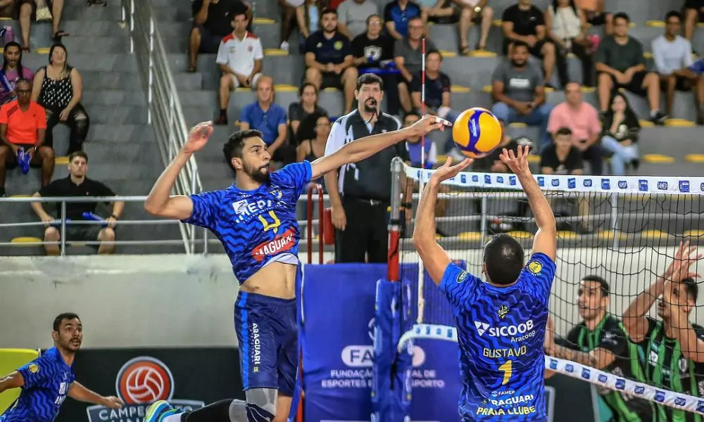Jogador do Araguari ataca bola em partida pelo Campeonato Mineiro de vôlei masculino