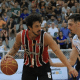 Jogador do São Paulo protege bola contra jogador do São José pelo Paulista de basquete masculino