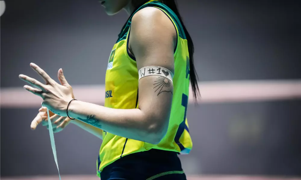 Jogadora do Brasil no aquecimento para o duelo contra a Turquia pelo pré-olímpico de vôlei feminino