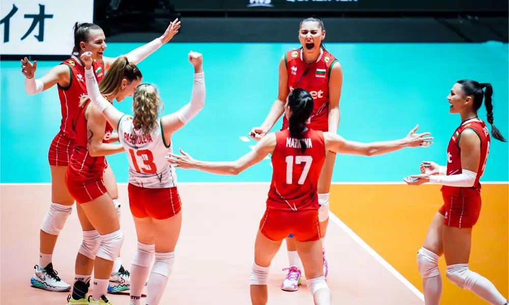Jogadoras da Bulgária comemoram ponto contra o Brasil