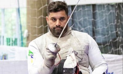 Na imagem, Jovane Guissone preparando-se para o jogo de paraesgrima de espadas.