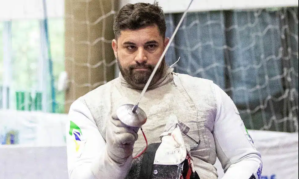 Na imagem, Jovane Guissone preparando-se para o jogo de paraesgrima de espadas.