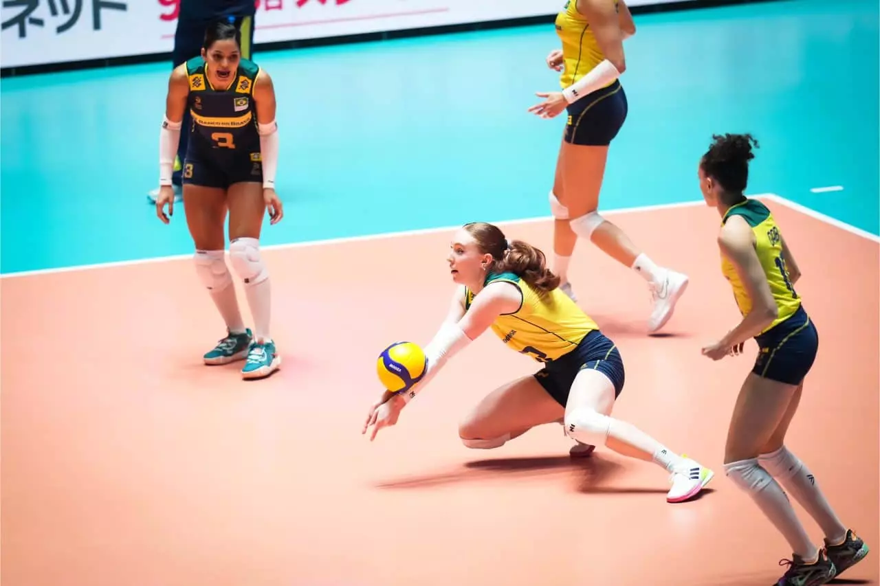 Julia Bergmann recepciona bola; ao seu redor estão três jogadoras do Brasil