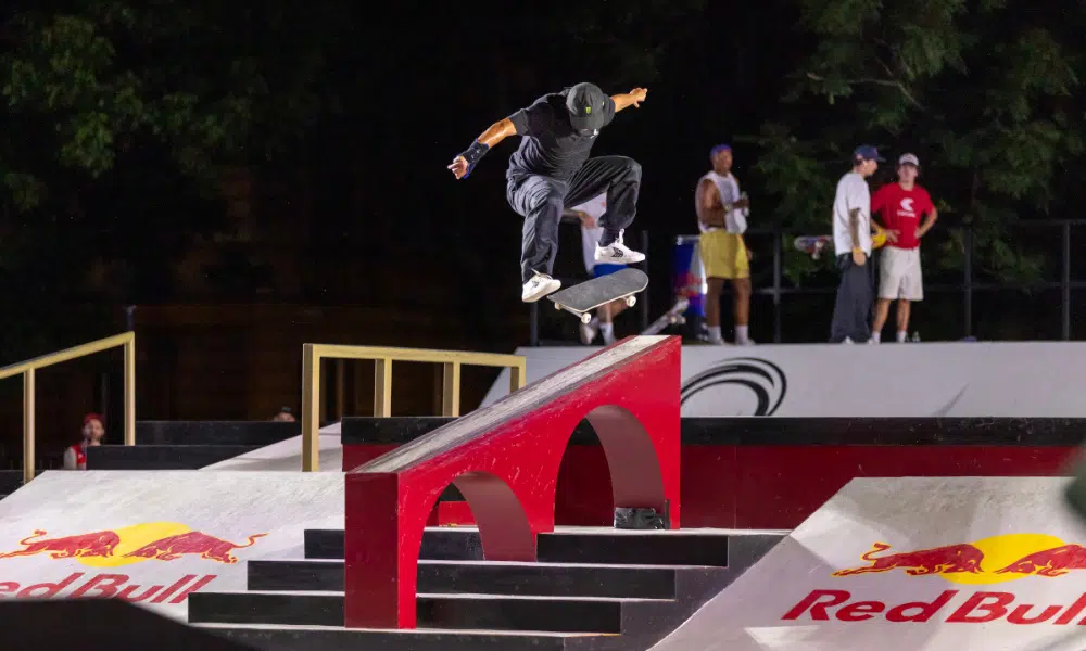 Kelvin Hoefler fazendo manobra sobre corrimão no skate street
