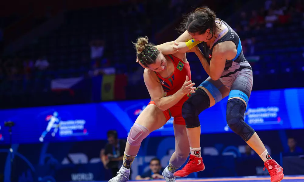 Laís Nunes em luta contra a letã Anastasija Grigorjeva pelo Mundial de Wrestling de 2023