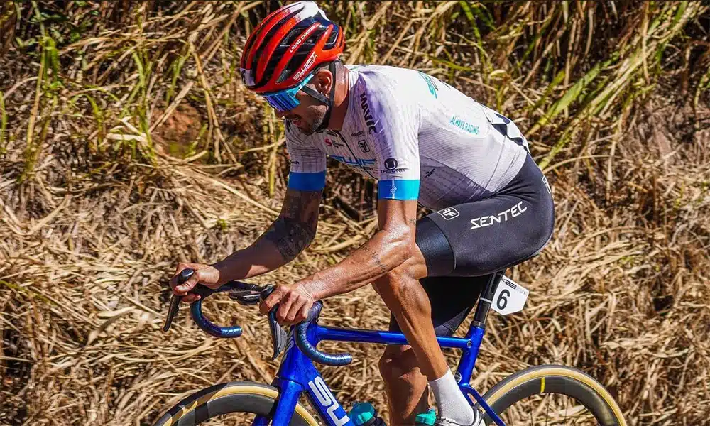 Na imagem, Lauro Chaman pedalando no esforço do contrarrelógio.