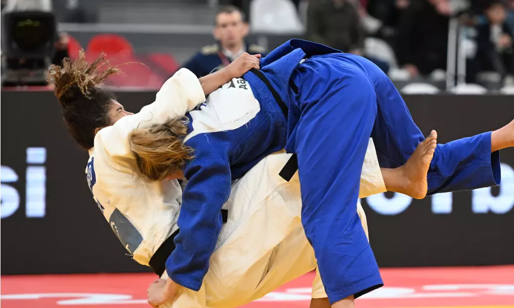 Luana Carvalho sendo projetada no Grand Slam de judô de Baku; Tamires Crude