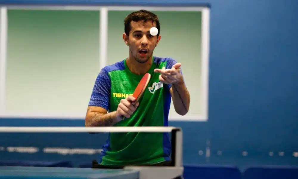 Lucas Carvalho olha para bola enquanto se prepara para fazer saque
