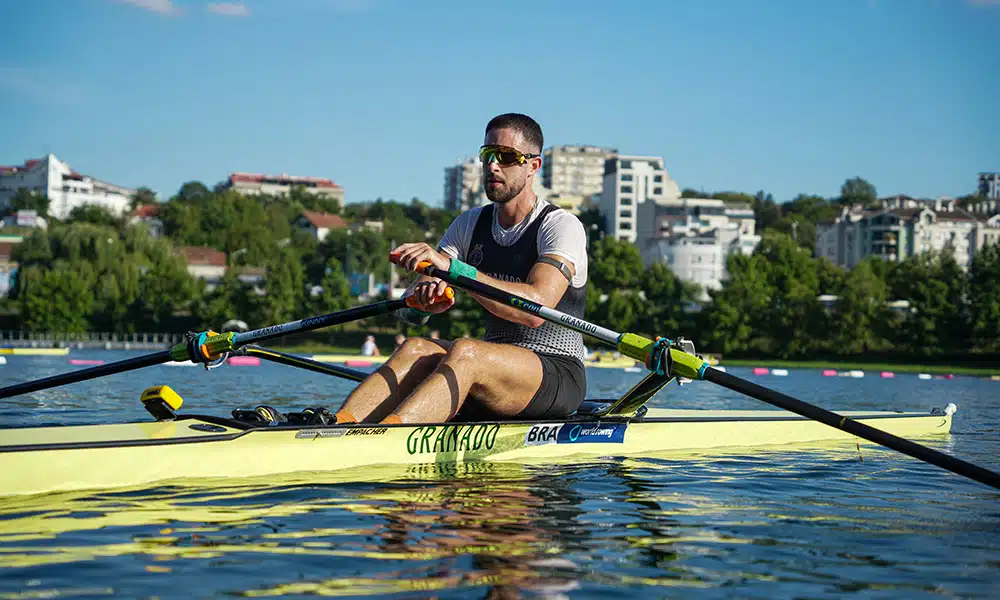 Na imagem, Lucas Verthein remando sua embarcação.