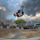 Luigi Cini faz manobra aérea na pista de skate park do STU National São Paulo