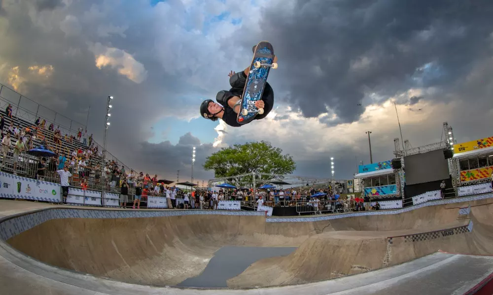 Luigi Cini faz manobra aérea na pista de skate park do STU National São Paulo