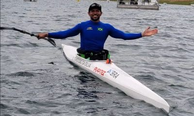 Na imagem, Luis Carlos Cardoso com seu remo e caiaque.