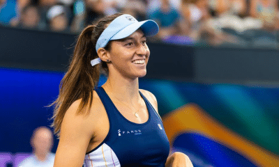 Luisa Stefani sorridente após voltar ao top-10 do ranking mundial de tênis depois do US Open