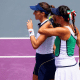 Luisa Stefani e Olmos conversam durante o WTA 1000 de Guadalajara