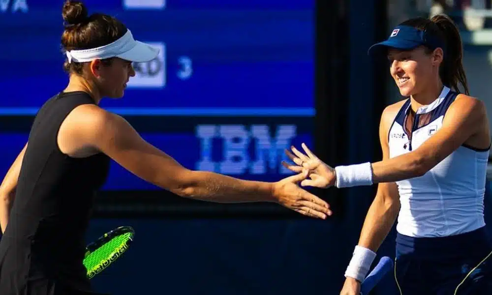 Na imagem Luisa Stefani cumprimentando a sua parceira Jennifer Brady.