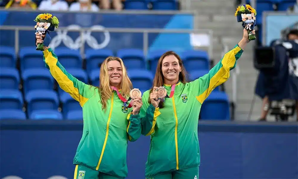 Na imagem, Laura Pigossi e Luisa Stefani no pódio.