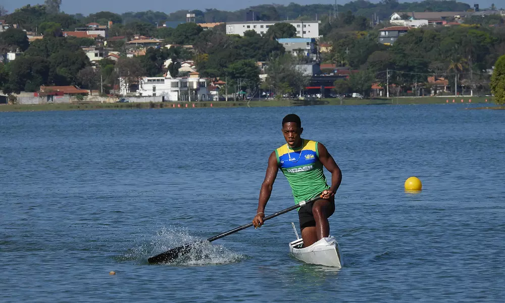 Na imagem, Marcos Paulo Fernandes no momento da chegada com seu caiaque.