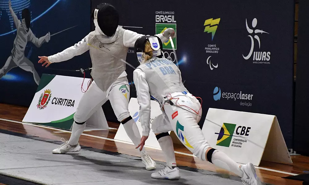 Na imagem, Mariana Pistoia (dir.) e Bia Bulcão (esq.) na decisão do florete feminino.