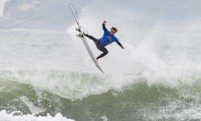 Mateus Herdy durante um aéreo no Dream Tour de surfe em Floripa datas
