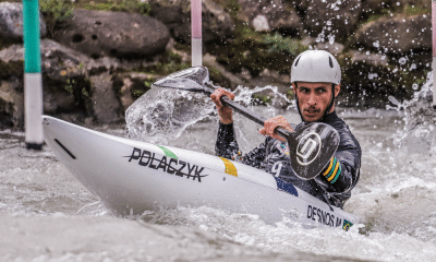 Mathieu Desnos competindo em prova de canoagem slalom