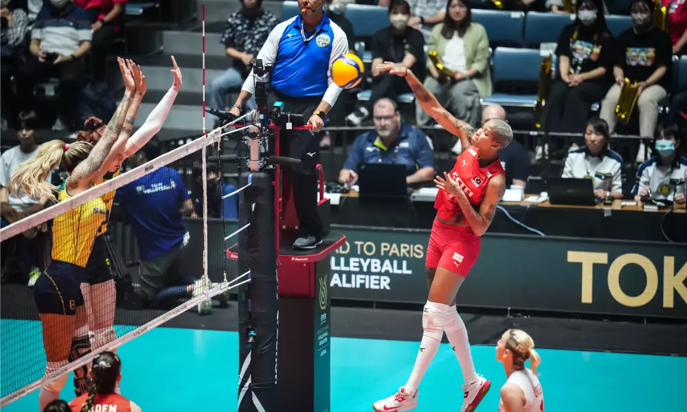 Melissa Vargas ataca bola na saída de rede em jogo de Brasil e Turquia