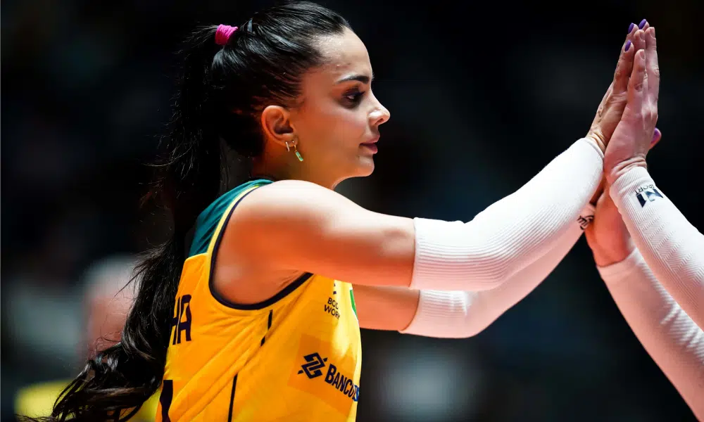 Natinha cumprimenta colega antes do jogo
