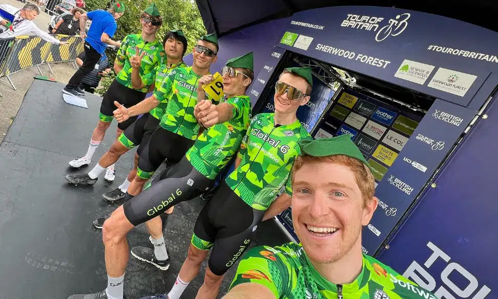 Na imagem, Nícolas Sessler e o restante da equipe Global 6 Cycling na apresentação antes da etapa.