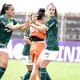 Na imagem, Bia Zaneratto comemorando um de seus gols pelo Palmeiras.