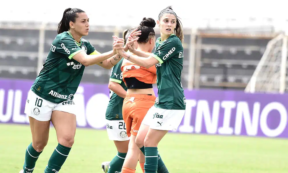 Na imagem, Bia Zaneratto comemorando um de seus gols pelo Palmeiras.
