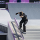 Pâmela Rosa fazendo manobra no corrimão em torneio de skate street