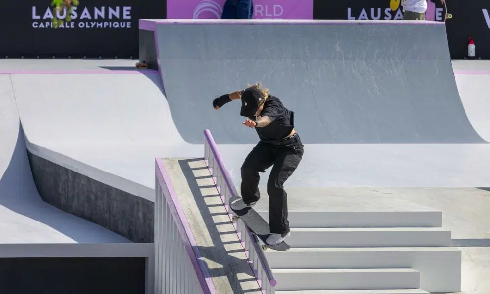 Pâmela Rosa fazendo manobra no corrimão em torneio de skate street