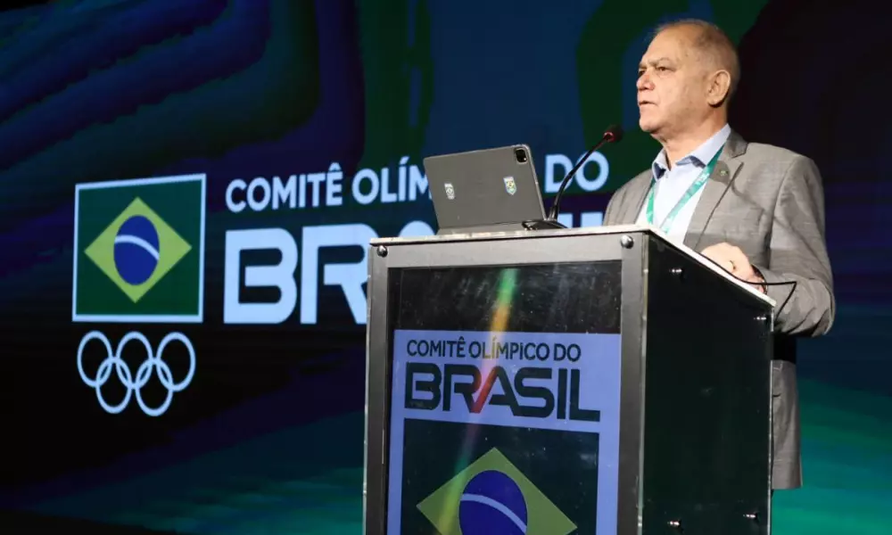 Paulo Wanderley, presidente do COB, discursa em um púlpito para inaugura COB Expo