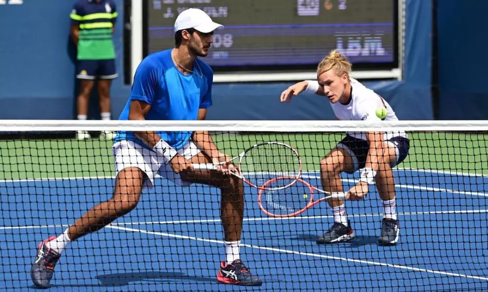 Rafael Matos e Francisco Cabral durante disputa do ATP 250 de Chengdu; Marcelo Demoliner perdeu