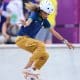 Na imagem, Rayssa Leal executando manobra com skate que foi doado.