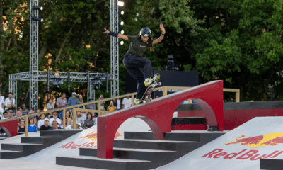 Rayssa Leal faz manobra sobre grande corrimão no Pro Tour de Lausanne de skate street; Kelvin Hoefler assiste ao fundo