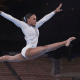 Rebeca Andrade faz salto durante Mundial de ginástica artística; ela está na convocação da CBG