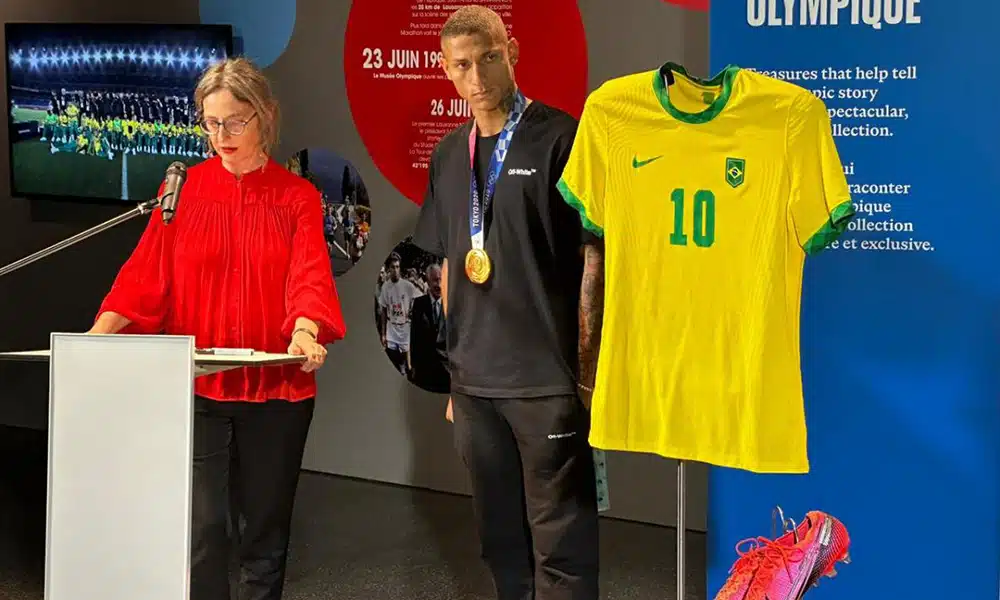 Na imagem, Richalison ao lado da camisa e da chuteira em que foi campeão olímpico.