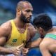 Na imagem, momento de Ronisson Brandão durante combate contra adversário.