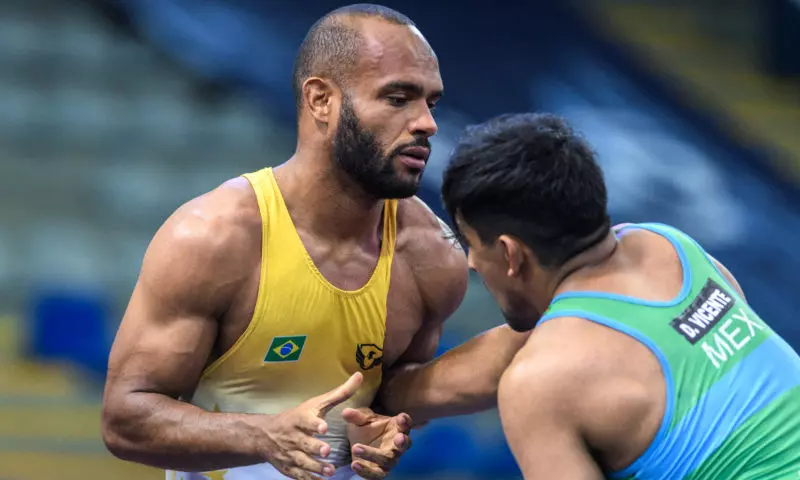 Na imagem, momento de Ronisson Brandão durante combate contra adversário.