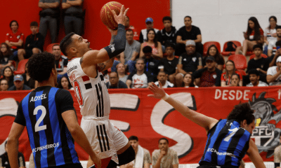Coelho, jogador do São Paulo, se livra da marcação de dois jogadores do Pinheiros e prepara para arremessar durante o Campeonato Paulista de basquete (Rubens Chiri/saopaulofc.net)