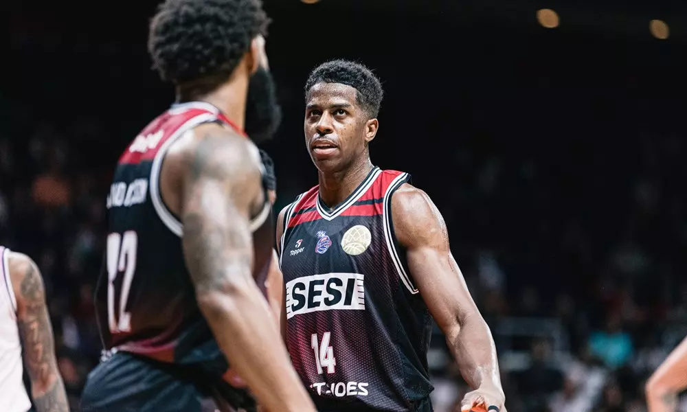 Geoerginho e David Jackson se cumprimentam