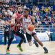 Georginho, do Sesi Franca, está com a bola de basquete enquanto é marcado por Siewert, do São Paulo. O duelo será abertura da tabela do NBB