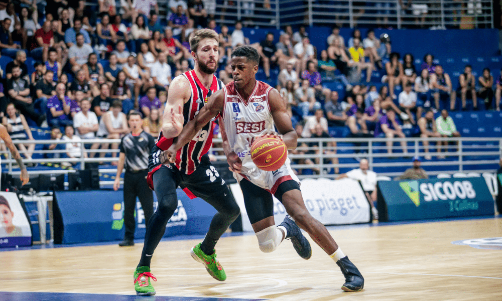 Georginho, do Sesi Franca, está com a bola de basquete enquanto é marcado por Siewert, do São Paulo. O duelo será abertura da tabela do NBB