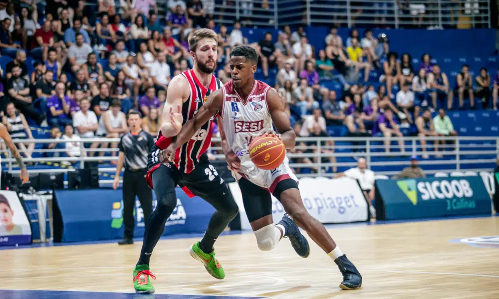 Georginho, do Sesi Franca, está com a bola de basquete enquanto é marcado por Siewert, do São Paulo. O duelo será abertura da tabela do NBB