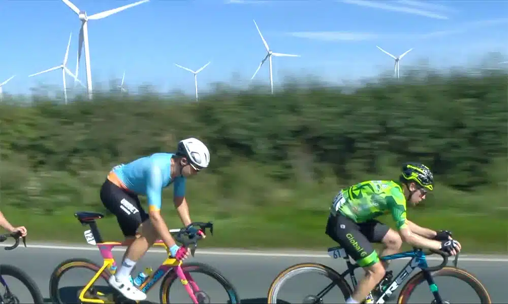 Na imagem, Nícolas Sessler, de verde, pedalando com bela paisagem ao fundo.