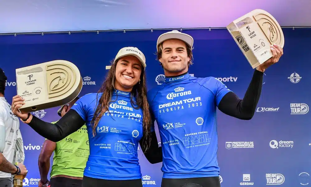 Sophia Medina e Mateus Herdy com troféus da etapa de Floripa da Dream Tour