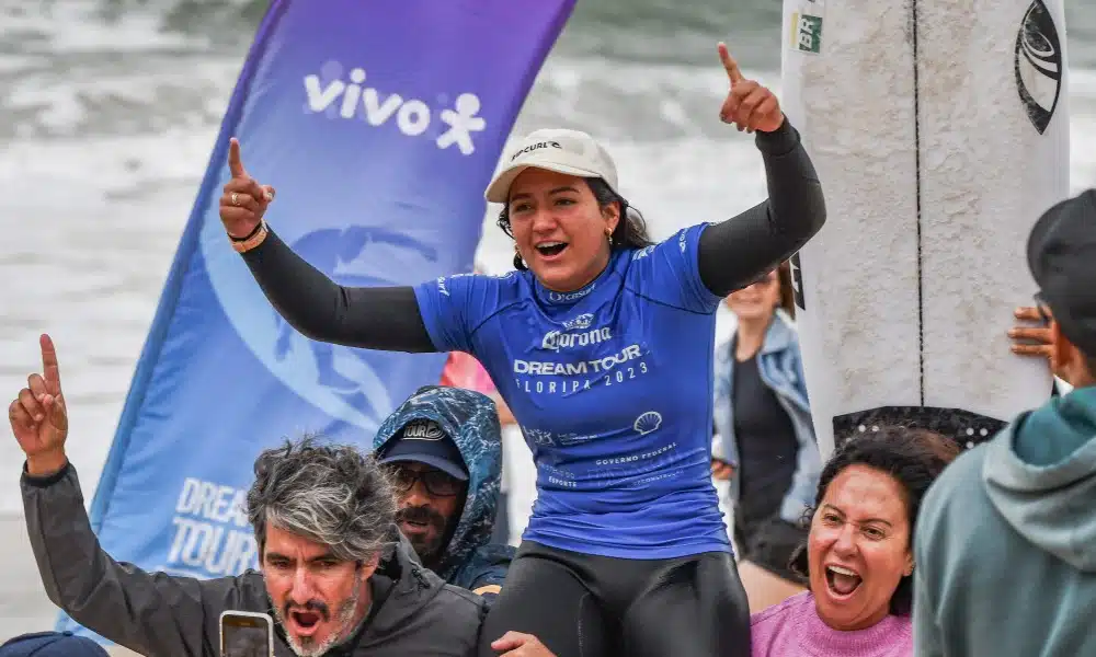 Sophia Medina saindo carregado do mar após a vitória