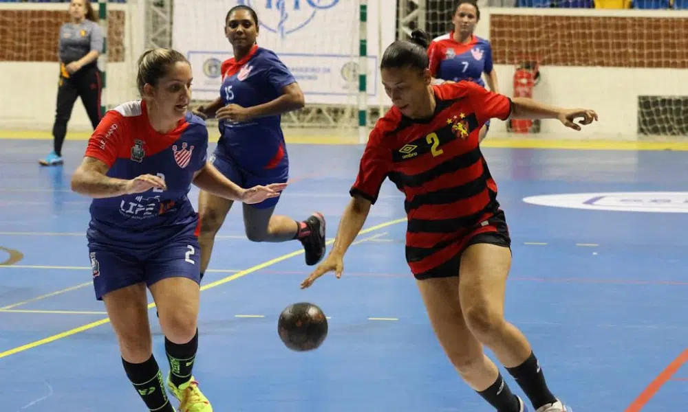 Jogadora do Sport conduz a bola no Brasileiro de handebol; Clube Português e Santa Cruz